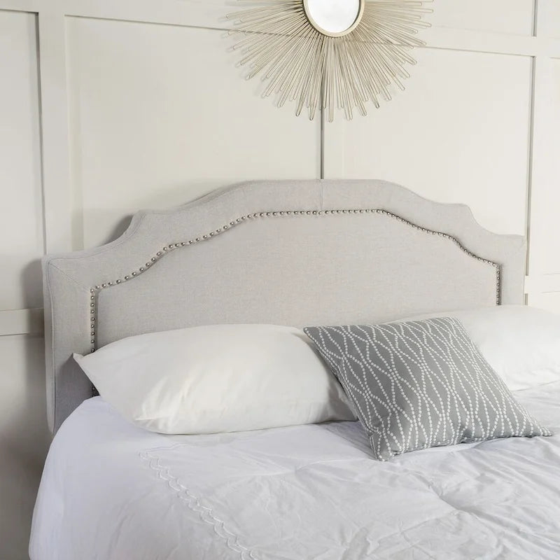 Tête de lit Queen de 62 pouces avec garniture cloutée